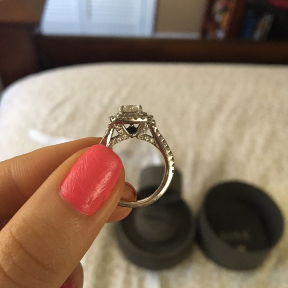 Vera wang size 5 engagement ring - Picture 4 of 7